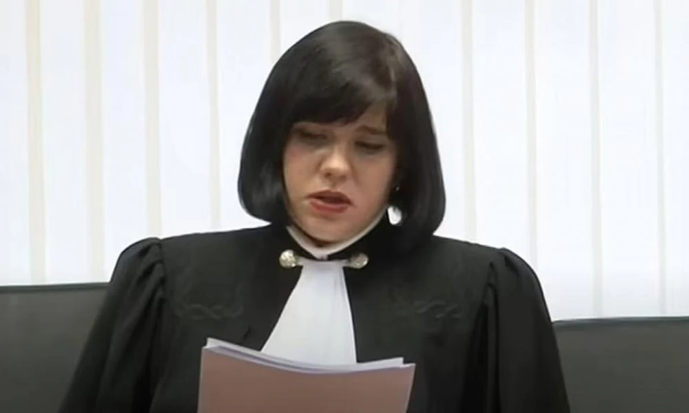 Σκοτώθηκε δικαστικός που είχε καταδικάσει αντιπάλους του Κρεμλίνου - Έπεσε και αυτή από μπαλκόνι